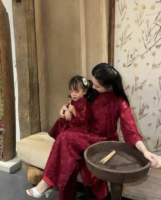 áo dài lông phượngmej vàbes