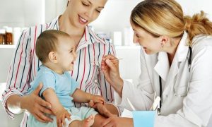 bác sĩ và em bé bi nấc